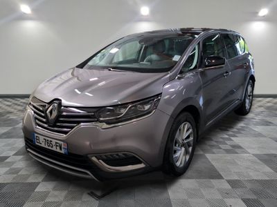 la voiture grise est garée dans le garage sur le sol en damier