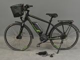 un vélo posé par terre, muni d'un panier