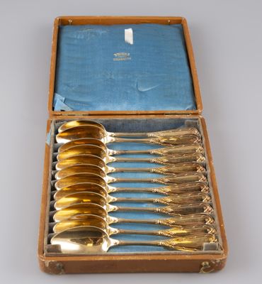 six cuillères dans une boîte en bois avec un couvercle bleu
