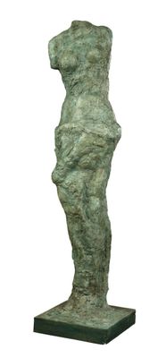 statue d'une femme debout sur un socle, de dos à la caméra
