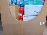 une boîte en carton qui contient tout un tas de boîtes