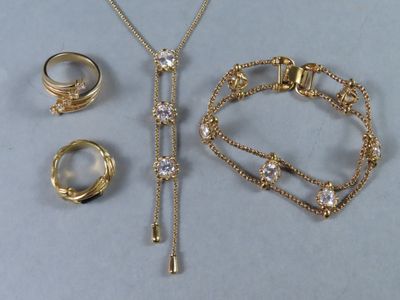 des bijoux plaqués or, notamment un collier, un bracelet et une bague