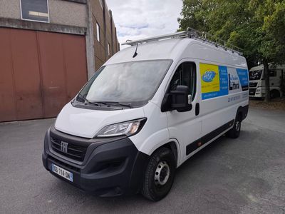 une camionnette blanche garée dans un parking