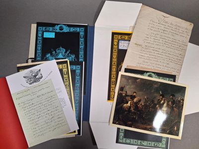 quelques vieux papiers et un livre posés sur une table