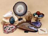 tout un tas de pierres de toutes sortes sur la table