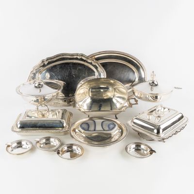 de nombreux objets en argent posés sur une surface blanche