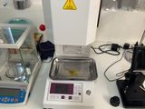 une photo d'une paillasse de laboratoire sur laquelle se trouvent des instruments de laboratoire