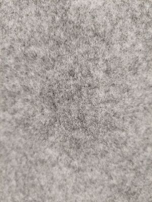 un gros plan sur un tapis blanc et gris orné d'un motif circulaire
