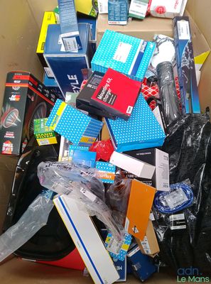 un carton rempli d'appareils électroniques et d'autres objets