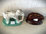 deux figurines d'éléphants posées sur une table
