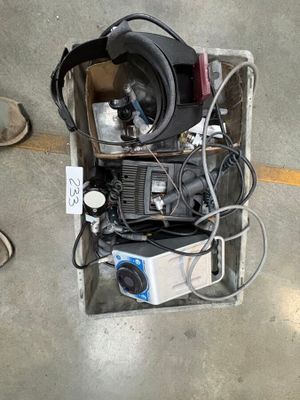 une boîte sur laquelle sont posés tout un tas d'appareils électroniques