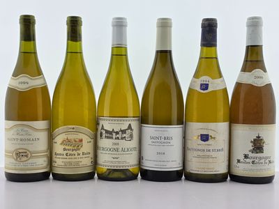 plusieurs bouteilles de vin sont alignées sur une table