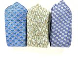 quatre cravates de couleurs différentes sont alignées sur une surface blanche