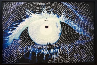 une image représentant un tableau sur lequel figure un œil bleu et une inscription