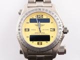 une montre en argent avec un cadran jaune sur fond blanc