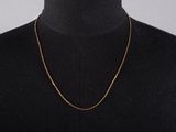 un collier à chaîne en or sur un mannequin mannequin mannequin mannequin mannequin mannequin mannequin mannequin mannequin mannequin