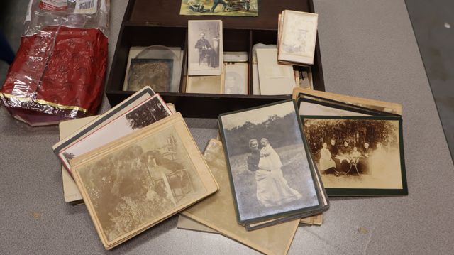 Photos de famille anciennes et divers, boîtes en bois avec photos