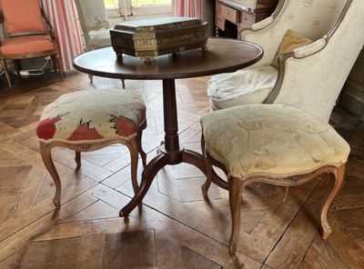 deux chaises et une table dans un salon