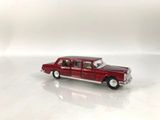 petite voiture rouge sur une surface blanche, avec un fond blanc