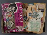 une boîte remplie de timbres et des timbres posés sur une table