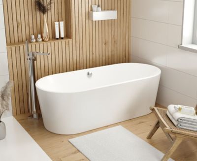 une baignoire blanche installée dans une salle de bains, près d'une fenêtre