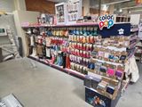 présentation de divers articles mis en vente dans un magasin