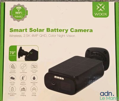 La boîte d'une caméra solaire intelligente est ouverte sur la table.