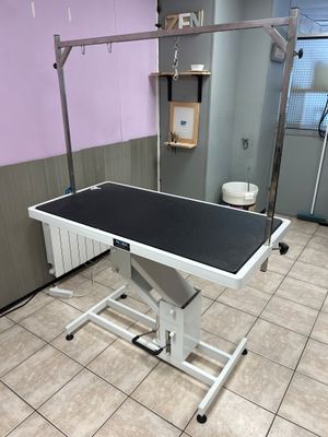 une table noire et blanche au milieu d'une pièce