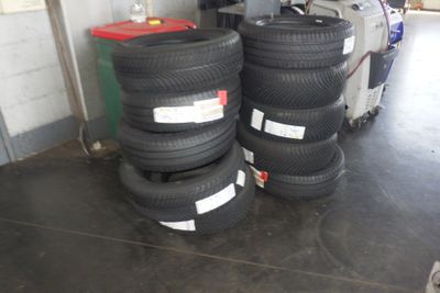 plusieurs pneus empilés les uns sur les autres dans un garage