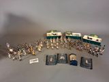 un grand nombre de figurines posées sur une table