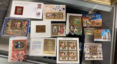 de nombreuses cartes et cartes postales exposées dans une vitrine