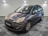 la voiture grise est garée dans le garage sur le sol en damier
