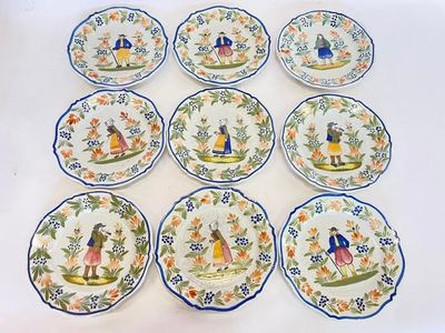 six assiettes sur fond blanc, ornées de motifs représentant des personnes