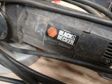 un logo black and decker sur le côté d'une machine black and decker