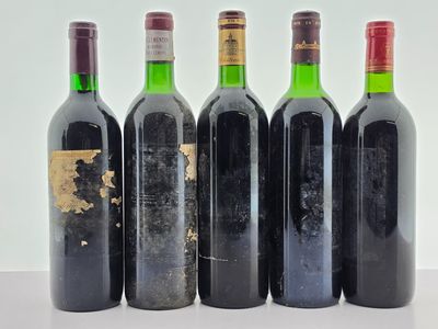 quatre bouteilles de vin sont alignées