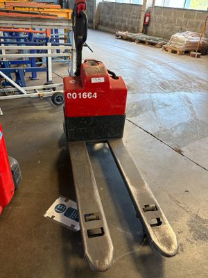 un chariot élévateur à fourche garé dans un entrepôt