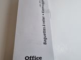 une boîte blanche sur laquelle figure un logo en noir et blanc