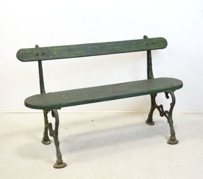 un banc vert qui se trouve dans une pièce