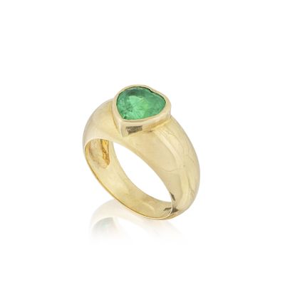 une bague en or sertie d'une émeraude au centre