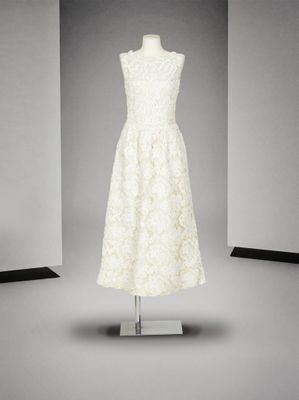une photo d'une robe blanche exposée dans une pièce