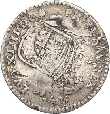 Gros plan sur une pièce de monnaie ornée d'une couronne