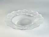 une assiette en verre transparent ornée d'un motif floral