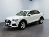 un SUV Audi blanc garé dans une pièce blanche