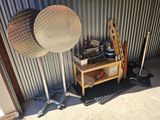 une table sur laquelle sont posés de nombreux outils, devant un bâtiment