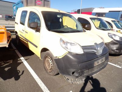 une camionnette jaune garée dans un parking