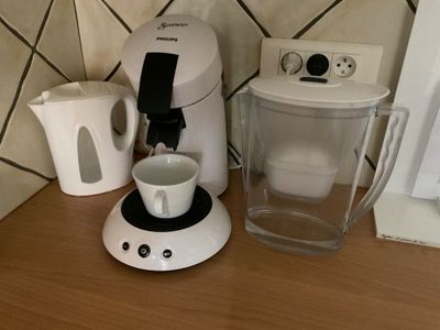 un mixeur et une tasse posés sur un plan de travail de cuisine