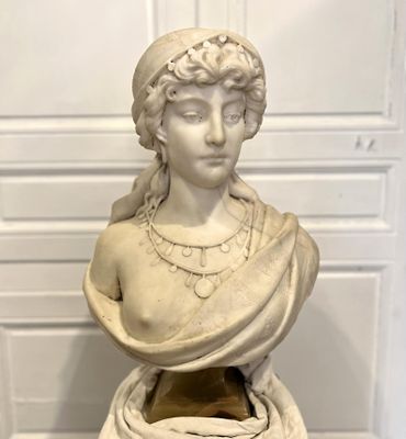 buste en marbre représentant une femme avec un serpent enroulé autour du cou