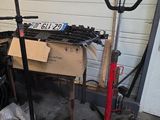 un tas d'outils posés sur une table dans un garage