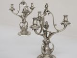 un candélabre en argent posé sur une table