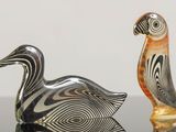 deux figurines assises sur une table